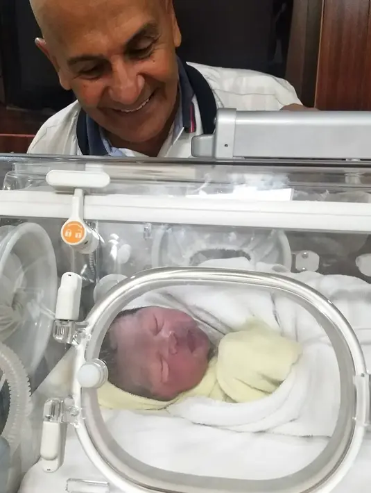 Potret kebagahiaan pasangan Shireen Sungkar dan Teuku Wisnu. Tidak hanya keduanya, tapi juga kakeknya, Mark Sungkar. "Alhamdulillah cucu yang ini nungguin opanya pulang baru mau nongol." tulis Mark Sungkar. (instagram/marksungkar)