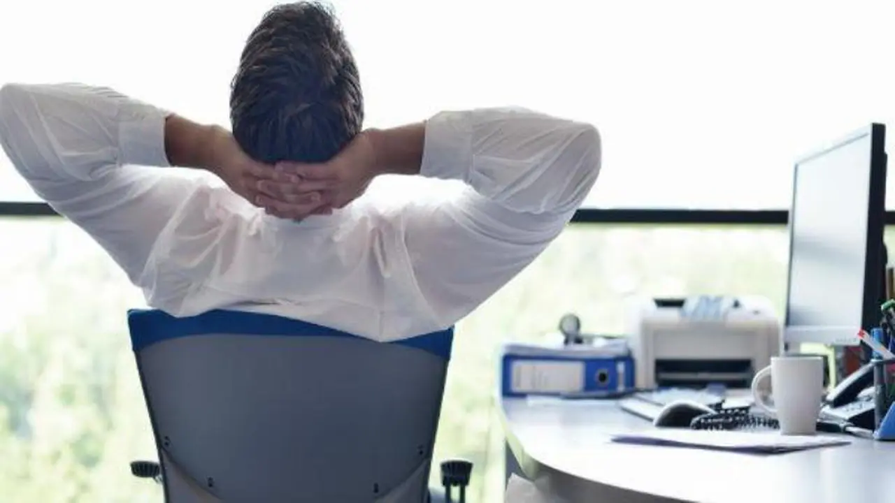 4 trik usir kantuk saat bekerja di kantor