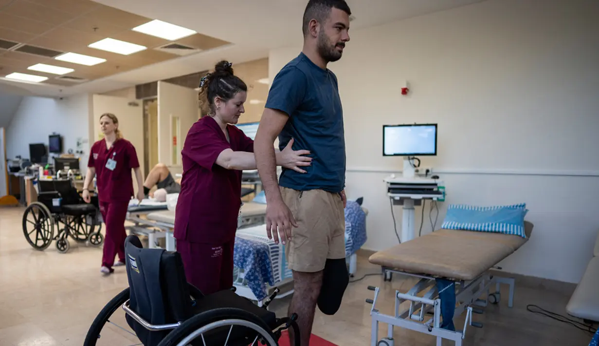 “Saya belum pernah melihat cakupan dan intensitas seperti ini,” kata Edan Kleiman yang mengepalai Organisasi Veteran Penyandang Disabilitas nirlaba. Edan Kleiman mengadvokasi lebih dari 50.000 tentara yang terluka dalam konflik ini dan konflik sebelumnya. “Kita harus merehabilitasi orang-orang ini,” katanya. (AP Photo/Oded Balilty)