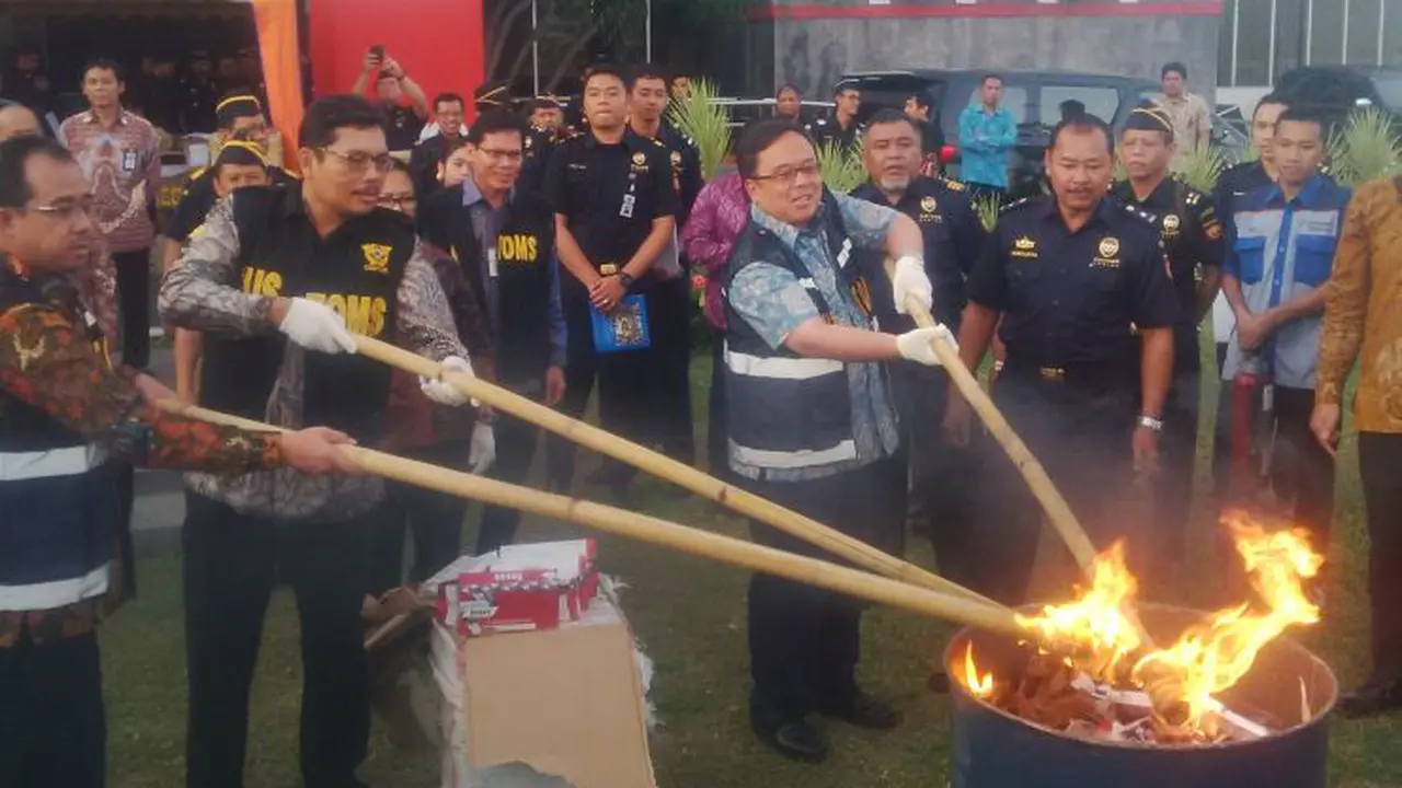 Menkeu Bambang Musnahkan 28 Juta Batang Rokok Tanpa Cukai.