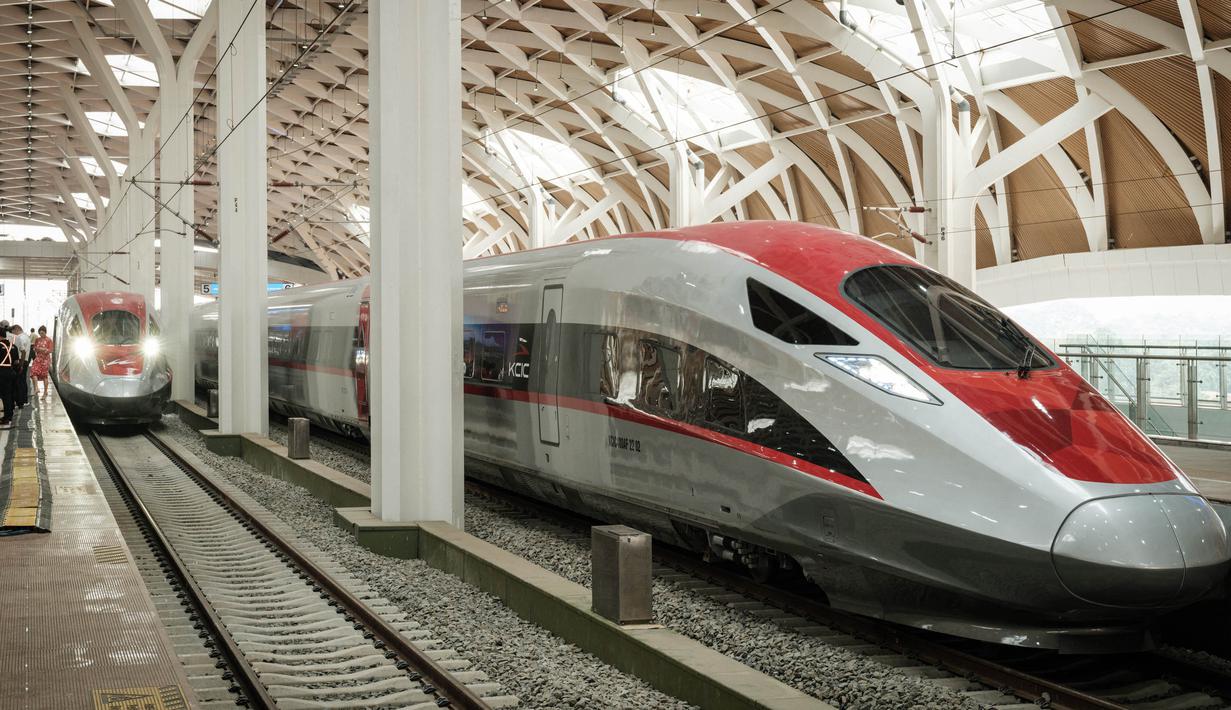 <p>Kereta cepat Jakarta-Bandung yang diberi nama 'Whoosh' terlihat setelah peresmiannya di stasiun Halim, Jakarta, 2 Oktober 2023. (Yasuyoshi CHIBA/AFP)</p>