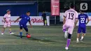 Peter Schmeichel berbagi momen seru dengan artis-artis Tanah Air pada hari ketiga kunjungannya di Jakarta. Mantan penjaga gawang asal Denmark itu diajak menghadiri fun football yang diselenggarakan Vidio. (Liputan6.com/Herman Zakharia)