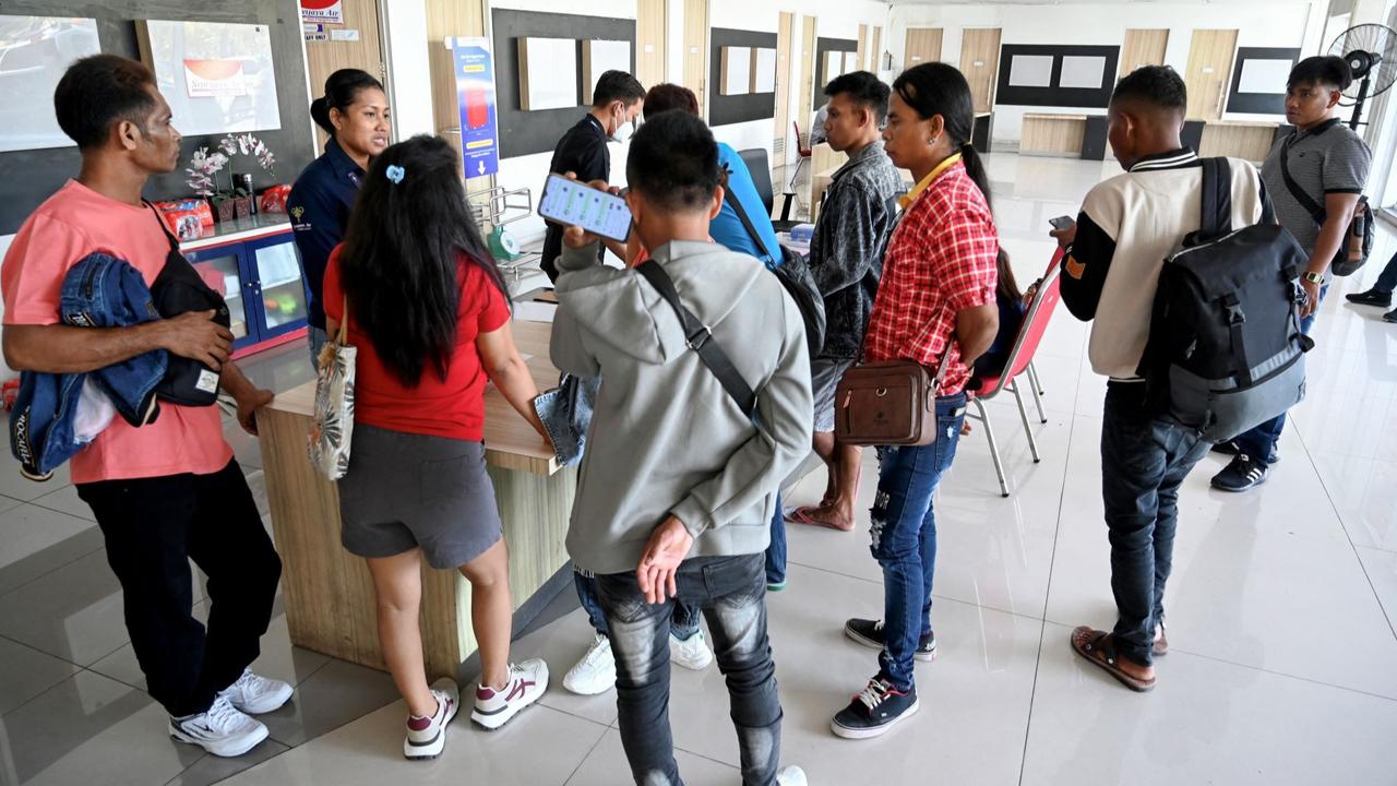 Suasana Bandara Ngurah Rai terdampak letusan Gunung Lewotobi Laki-Laki