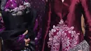 Lengkapi dress megahnya, Widi Wardhana jinjing clutch wastra warna silver dan anting bunga [@widi.wardhana]
