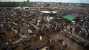 Orang-orang berkerumun di pasar ternak menjelang Hari Raya Idul Adha di Peshawar, Pakistan (13/7/2021). Jelang Idul Adha, Pasar ternak di Peshawar, Pakistan mulai sibuk menjual hewan kurban. (AFP/Abdul Majeed)