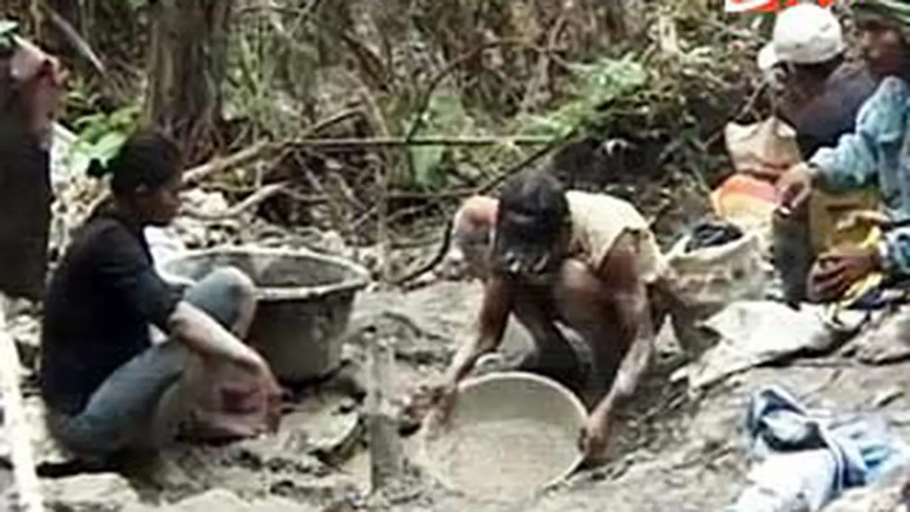 120408terk4_tambang-emas.jpg