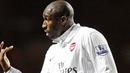 Gaya bek Arsenal, Sol Campbell di laga lanjutan EPL melawan Aston Villa di Villa Park, Birmingham, 27 Januari 2010. Skor akhir 0-0. AFP PHOTO / IAN KINGTON