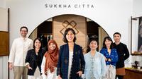 Denica Riadini-Flesch, pendiri Sukkha Citta, bersama para karyawannya. (dok. Sukkha Citta)