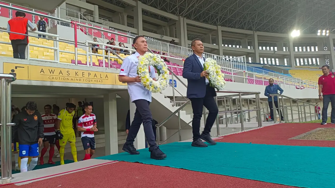 Ketum PSSI Iwan Bule membawa karangan bunga menandai bergulirnya kembali BRI Liga 1 2022/2023