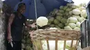 Pedagang memilah sayur kol di pasar induk Kramat Jati, Jakarta, Jumat (26/4). Kementerian Perdagangan siap menjaga harga dan ketersediaan barang kebutuhan pokok menjelang Puasa dan Lebaran 2019. (Liputan6.com/Herman Zakharia)