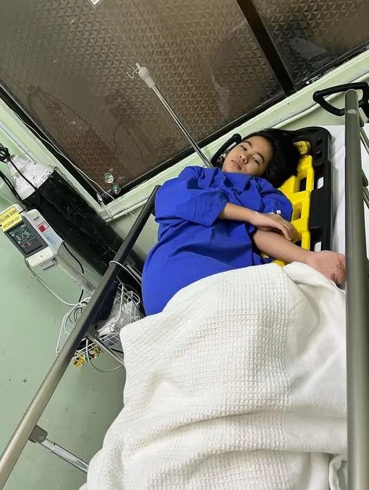 "10/03/2023 hari ini , Puteri sekali lagi terpaksa digegaskan ke Hospital Kuala Lumpur (HKL) menaiki Ambulans pada pukul 3pagi tadi dan dimasukkan ke ZON KUNING kerana mengalami kencing yang mengalir tanpa disedari serta kebas dibahagian kaki.," tulisnya  [Instagram/puterirafasya1]