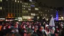 Orang-orang menghadiri pertunjukan cahaya malam di Lyon, Prancis tengah, Rabu (8/12/2021). Jutaan orang diperkirakan akan menghadiri acara Festival of Lights selama empat hari di kota itu. (AP Photo/Laurent Cipriani)