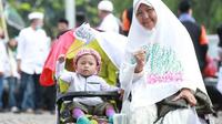 Salah satu peserta aksi damai 212 di kawasan Monas, Jumat 2 Desember 2016. (Foto: Adrian Putra/Bintang.com)