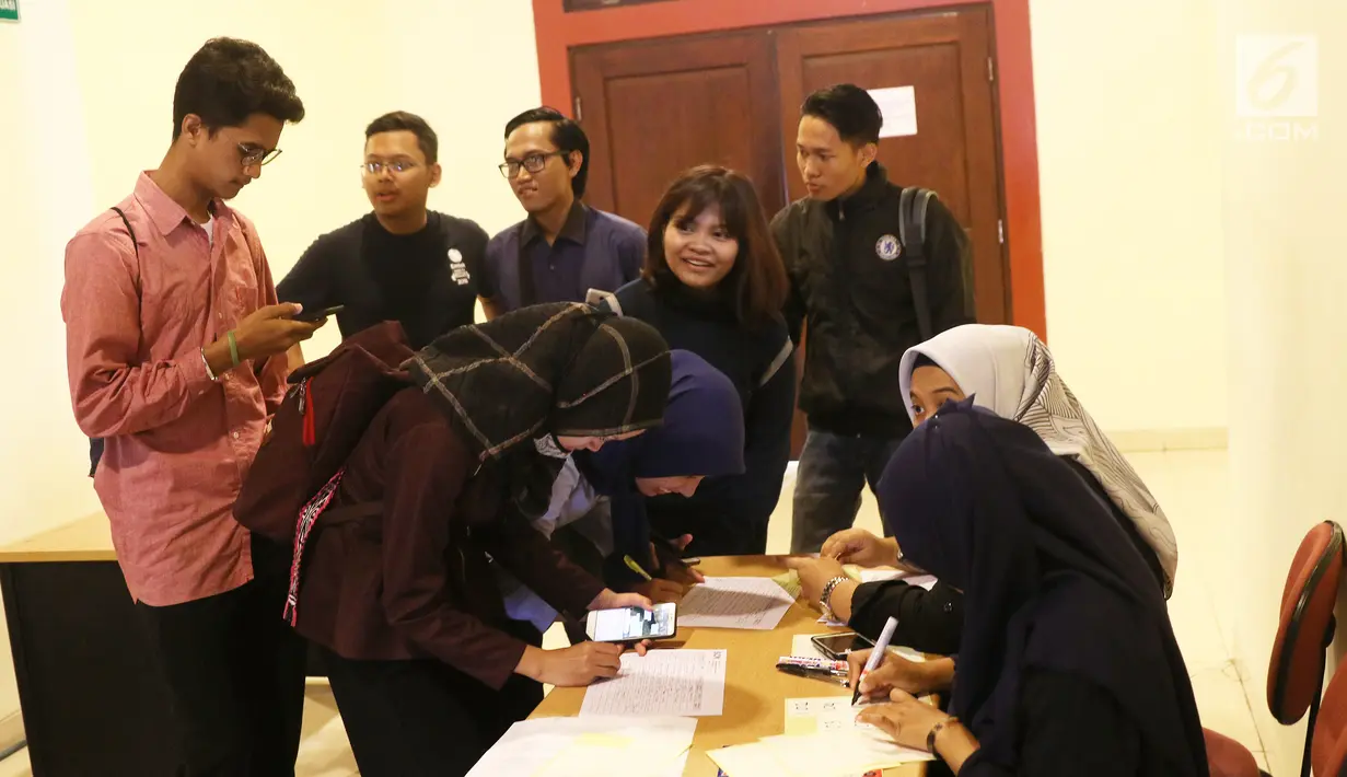 Peserta mengikuti kompetisi News Presenter dalam rangkaian EGTC 2018 di UGM, Yogyakarta, Selasa (16/10). Selain kompetisi news presenter,  EGTC 2018 menghadirkan kompetisi inspiring sharing dan entertainment talk. (Liputan6.com/Herman Zakharia)