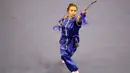 Atlet Wushu asal Kazakstan, Diana Traize saat beraksi, pada Kejuaraan Dunia Wushu 2015 di Istora Senayan, Jakarta, Minggu(15/11/2015). (Bola.com/Nicklas Hanoatubun)