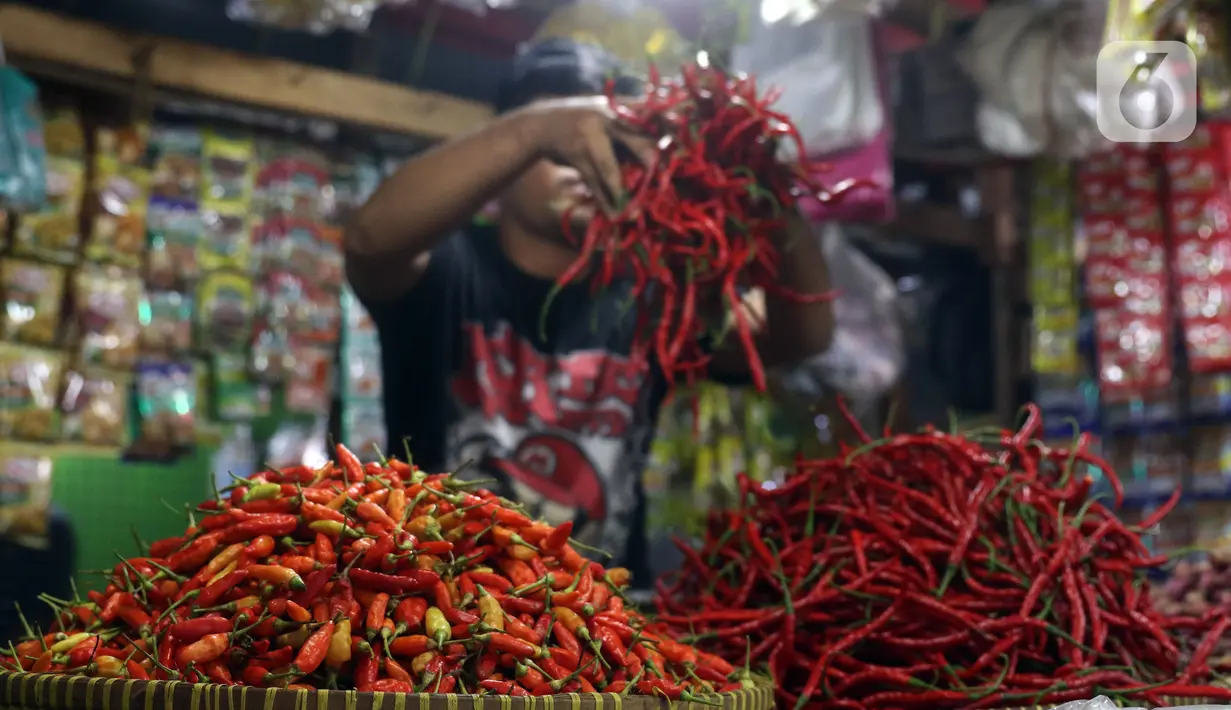 Pedagang menata cabai di Pasar Lembang, Tangerang, Banten, Selasa (21/12/2021). Jelang Natal, harga cabai rawit merah alami kenaikan hingga menembus Rp 100 ribu per kilo. (Liputan6.com/Angga Yuniar)