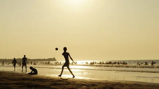 Warga Hong Kong Bersantai di Pantai Tanpa Masker Usai Aturan Pembatasan Covid-19 Dilonggarkan