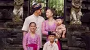 Berpose di depan bangunan khas Bali, keluarga ini terlihat bahagia di Hari Raya Nyepi. (Instagram/jenniferbachdim).