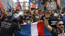 Aksi Ultras Paris saat menyambut kedatangan Neymar di Parc des Princes, Paris, (4/7/2017). (AP/Kamil Zihnioglu)