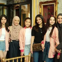 Ajang GADIS Sampul 2024 kembali menarik perhatian, terutama dengan keikutsertaan anak-anak selebriti terkenal. Beberapa di antaranya adalah anak Zaskia Adya Mecca, Cut Tari, dan Meisya Siregar, yang berhasil lolos ke babak 20 besar. [@zaskiadyamecca].