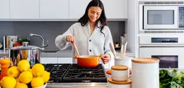 ilustrasi perempuan di dapur/Photo by Jason Briscoe on Unsplash