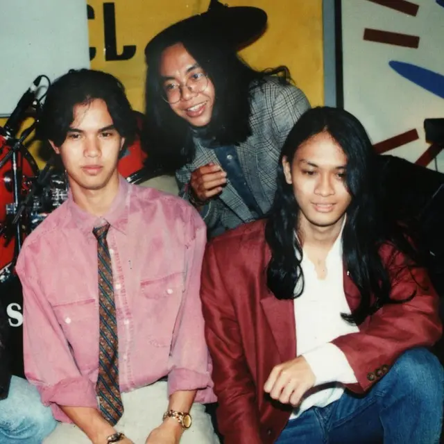 Bersahabat Sejak SMA, Ini 6 Potret Lawas Kebersamaan Ari Lasso dan Ahmad Dhani