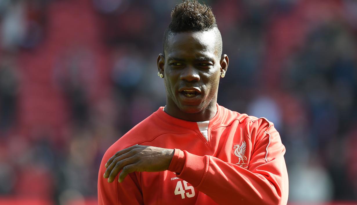 2. Mario Balotelli - Penyerang Italia yang terkenal memiliki perangai yang sulit diatur. Sehingga banyak klub yang mundur mendapatkannya karena sifat tersebut. (AFP/Paul Ellis)