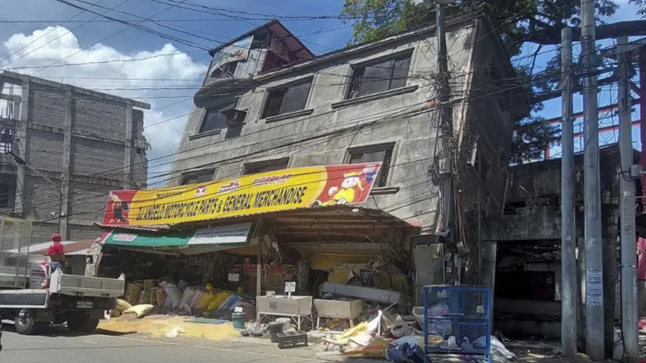 Sebuah bangunan yang rusak akibat gempa kuat melanda Bangued, Provinsi Abra, Filipina utara pada Rabu 27 Juli 2022. (Foto AP)