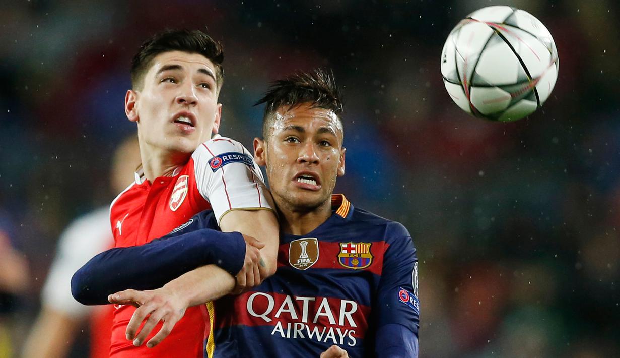 Penyerang Barcelona, Neymar berebut bola dengan bek Arsenal, Héctor Bellerín pada leg kedua 16 besar liga champions di stadion Nou Camp, Spanyol (17/3). Barcelona menang atas Arsenal dengan skor 3-1. (Reuters/Carl Recine)