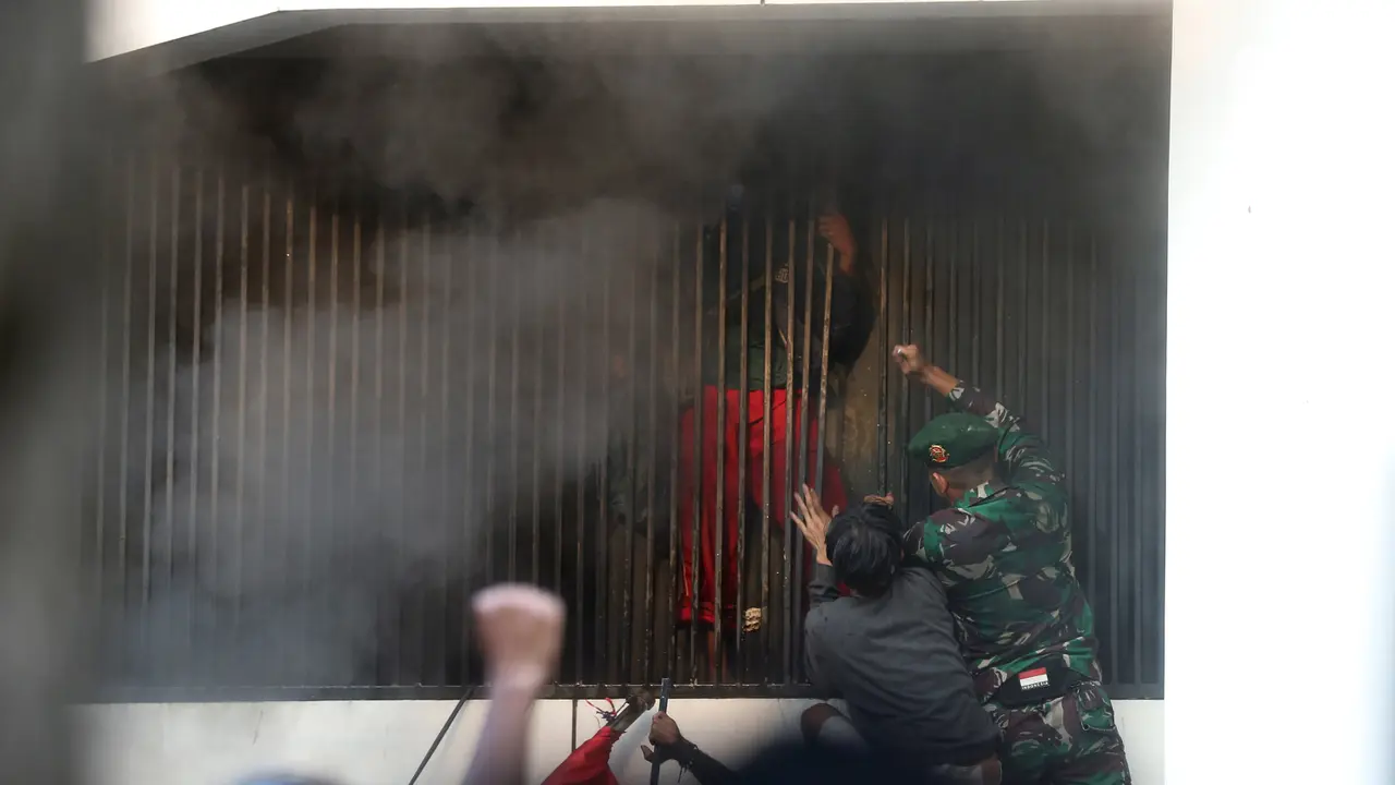 Dramatis, Momen Warga dan TNI Bahu Membahu Evakuasi Penghuni Gedung yang Terbakar