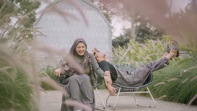 7 Potret Post Wedding Ricky Harun dan Herfiza, Romantis Bak Pasangan Muda