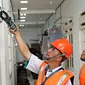 Petugas PLN melakukan pemeriksaan tegangan pada alat pembatas dan pengukur, Jakarta, Selasa (17/11). Pemerintah memutuskan tetap memberikan subsidi listrik pada seluruh pelanggan PLN dengan daya 450 VA. (Liputan6.com/Immanuel Antonius)