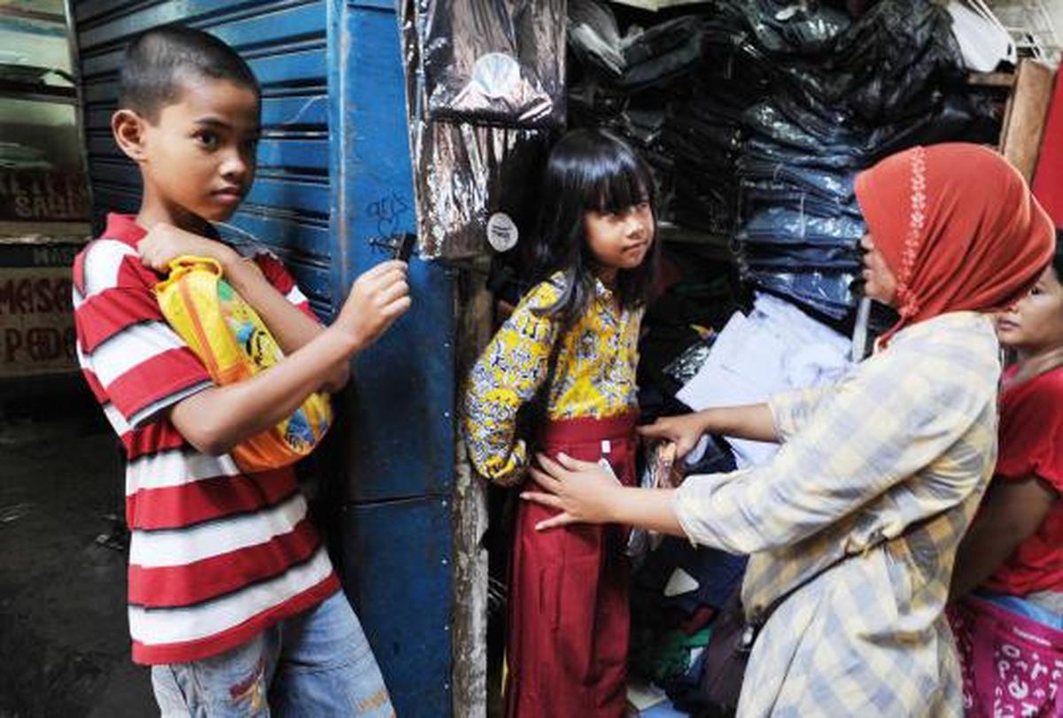 Berburu seragam sekolah di Pasar Jatinegara