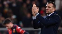 Andriy Shevchenko saat mendampingi Genoa melawan AC Milan pada lanjutan Liga Italia di Stadion Luigi Ferarris, Kamis (2/12/2021). (AFP/Marco Bertorello)