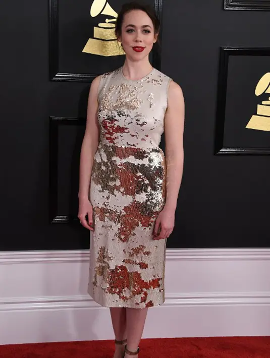 Sarah Jarosz, penyanyi Amerika ini menang dalam kategori 'Best  Folk Album' di Grammy Awards 2017. Sarah hadir mengenakan dress sederhana berwarna krem dan bermotif unik. Tatanan rambut dan makeupnya juga semakin mempercantiknya. (AFP/Bintang.com)