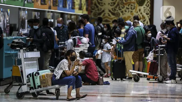 FOTO: H-1 Larangan Mudik, Bandara Soekarno Hatta Ramai Calon Penumpang