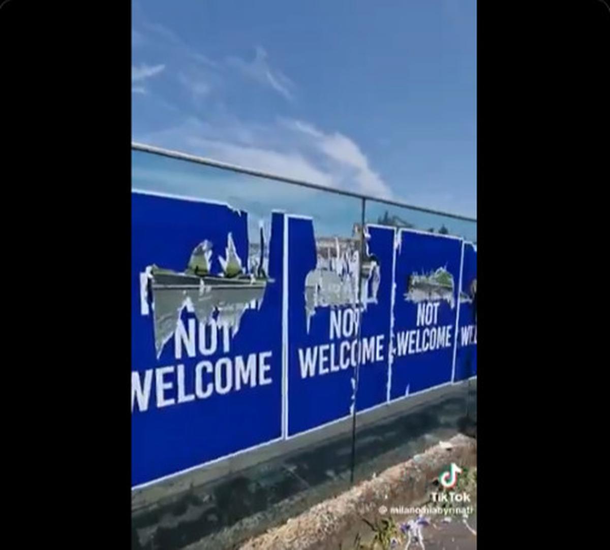 Warga Milan Italia Ramai Gantung Spanduk Tolak Orang Israel, Datang Warga Zionis Seenaknya Merusaknya