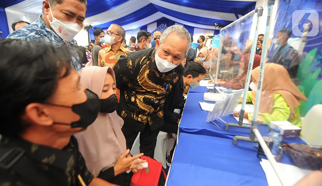 Direktur Consumer and Commercial Lending Bank BTN Hirwandi Gafar (kiri) dan Pj Sekda Sumatera Selatan Supriono berbincang dengan konsumen pada Akad Kredit Massal KPR BP2BT di Perumahan Dream Land II, Kabupaten Banyuasin, Palembang, Sumatera Selatan, Sabtu (20/11/2021). (Liputan6.com/HO/BTN)