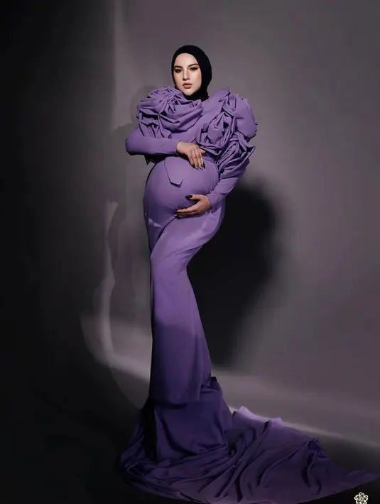 2. Dibantu oleh fashion stylist Belly Iveron, Irish Bella tampil glamor dan dramatis dalam balutan gaun warna ungu dengan detail ruffle menyerupai kelopak bunga mawar dan kereta panjang yang menyapu lantai. (Instagram/fdphotography90).