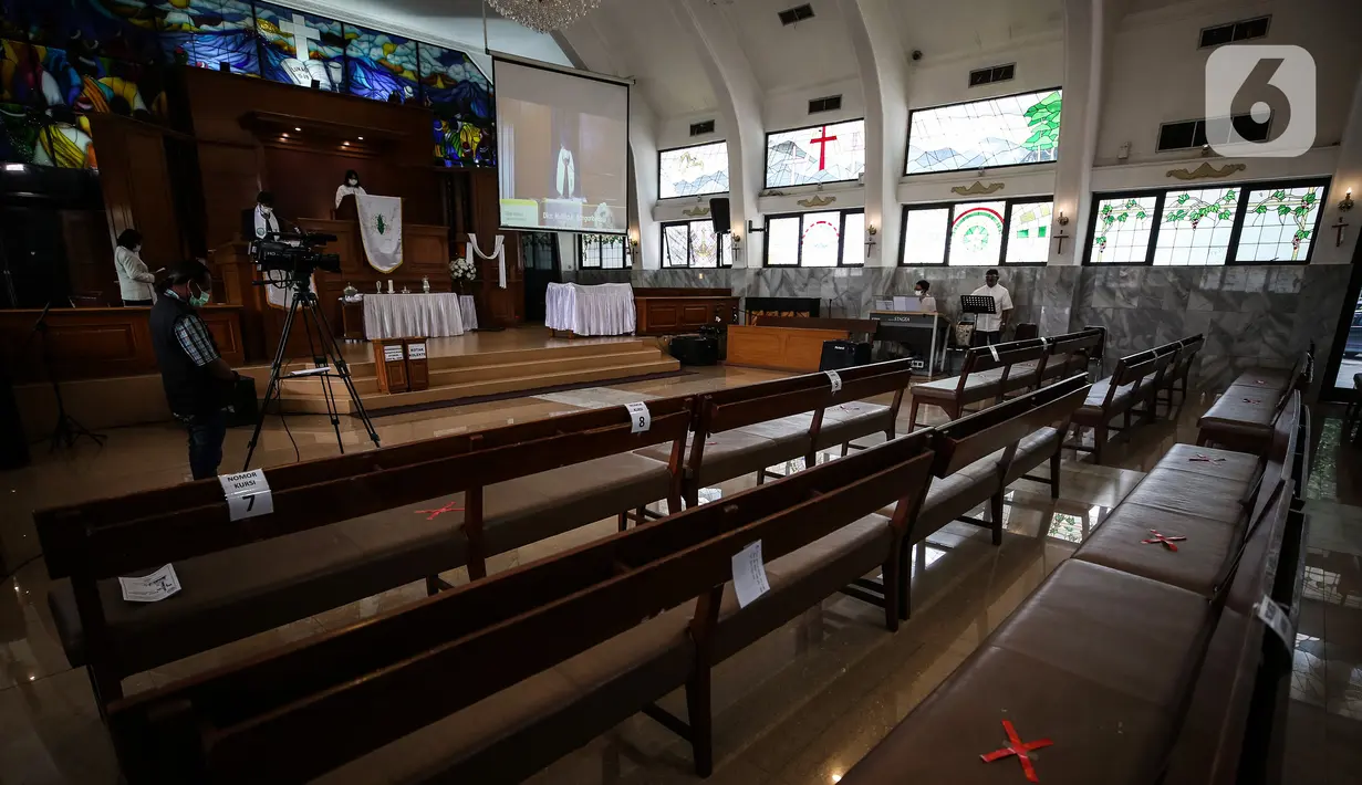 Tanda jaga jarak terpasang pada kursi saat ibadah Paskah di tengah pandemi COVID-19 di Gereja Protestan Indonesia bagian Barat (GPIB) Effatha, Minggu (4/4/2021). Ibadah rangkaian Paskah tersebut digelar secara daring dengan tetap menerapkan protokol kesehatan. (Liputan6.com/Johan Tallo)