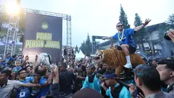 Gelandang Persib Bandung, Marc Klok diarak di atas Singa Depok menuju panggung utama setelah tiba bersama rombongan tim di Gedung Sate, Kota Bandung, Sabtu (1/6/2024) sore usai melakukan pawai juara BRI Liga 1 2023/2024. (Bola.com/M Iqbal Ichsan)