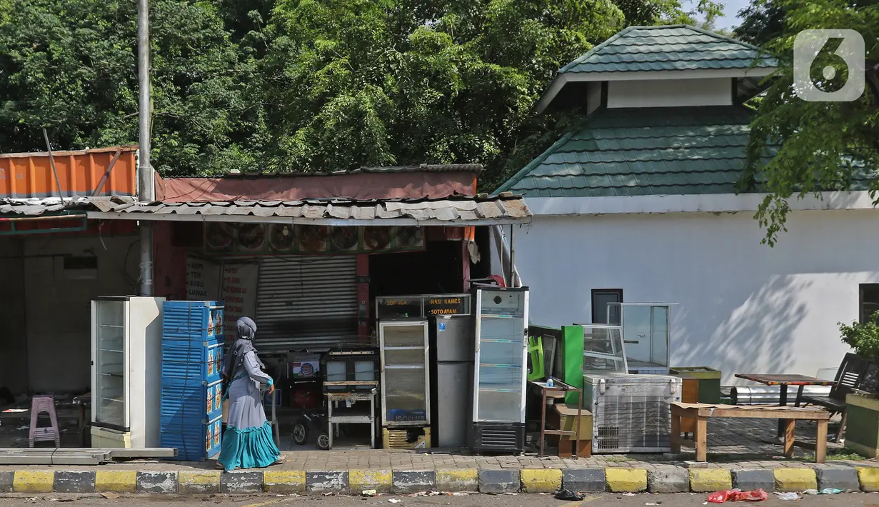 Warga melintas di Rest Area KM 50 A yang ditutup secara permanen pada 20 Desember 2020 lalu di Tol Jakarta-Cikampek, Karawang, Kamis (24/12/2020). Menurut pihak Jasa Marga rest area itu turut menyumbang kepadatan di ruas area KM 48-50. (Liputan6.com/Herman Zakharia)