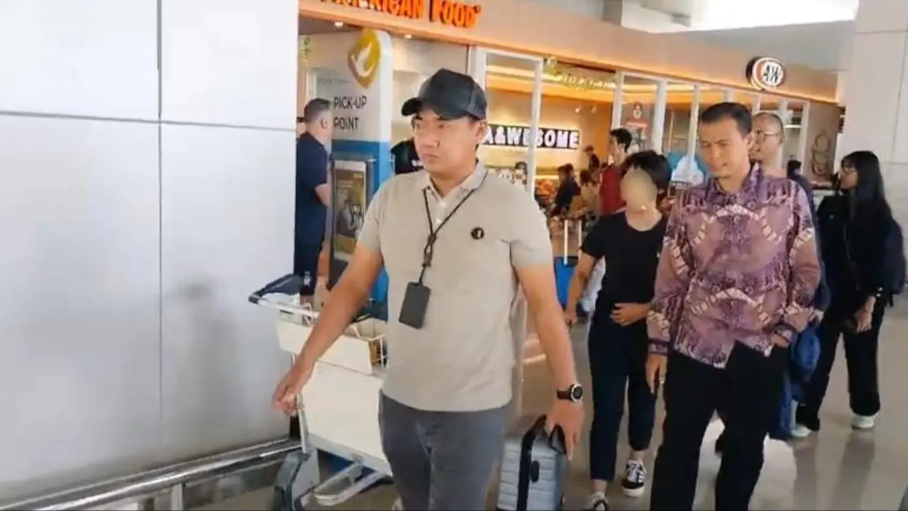 OJK dan Bareskrim Polri mengamankan tersangka dugaan tindak pidana perbankan yang terjadi di PT BPR DCN, Malang, Jawa Timur. (Dok OJK)