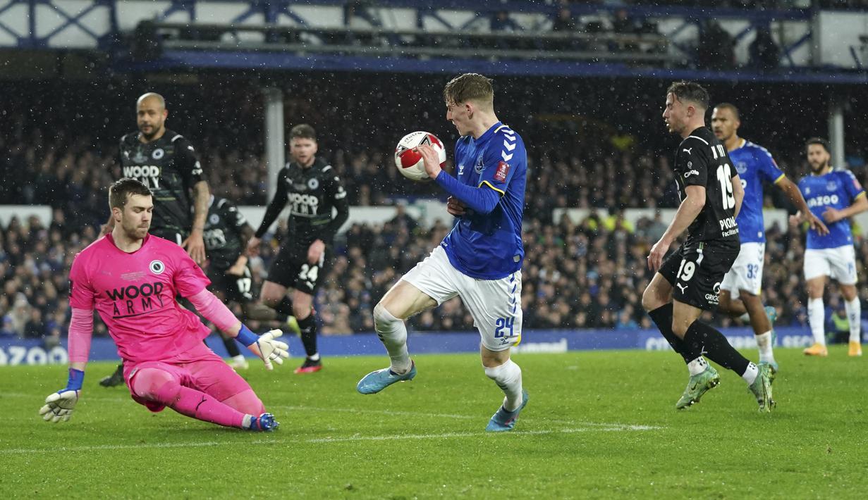 Kiper Boreham Wood, Taye Ashby-Hammond berusaha melakukan penyelamatan dari kejaran pemain Everton, Anthony Gordon pada putaran kelima Piala FA Inggris di Goodison Park di Liverpool, Inggris, Jumat (4/3/2022). Kemenangan ini mengantar Everton lolos ke perempat final Piala FA. (AP Photo/Jon Super)