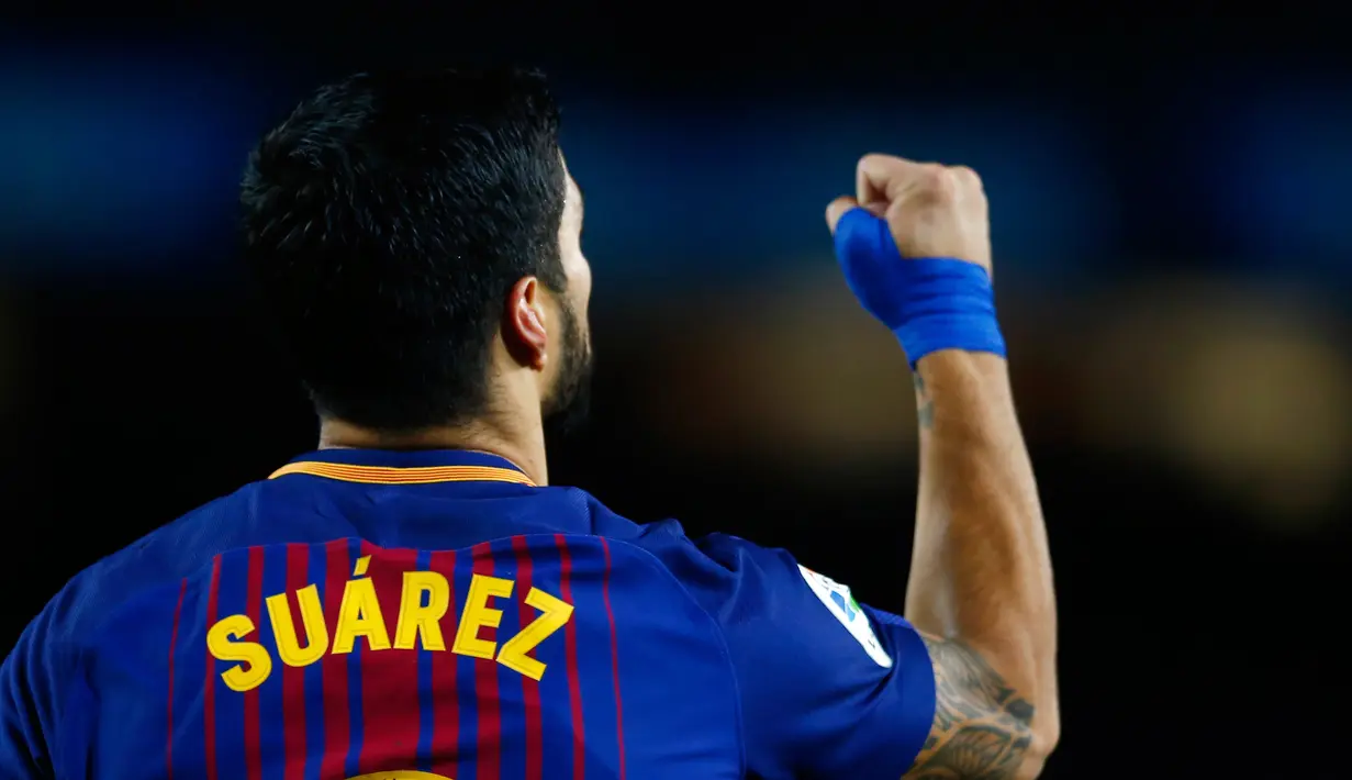 Pemain Barcelona, Luis Suarez berselebrasi setelah mencetak gol ke gawang Valencia pada semifinal pertama Copa del Rey di Stadion Camp Nou, Jumat (2/2). Menang 1-0, peluang Barcelona untuk melaju ke partai final terbuka lebar. (AP/Manu Fernandez)