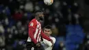 Gelandang Real Madrid, Casemiro berebut bola udara dengan pemain Athletic Bilbao, Inaki Williams pada pertandingan lanjutan La Liga Spanyol di Santiago Bernabeu di Madrid, Spanyol, Kamis (2/12/2021). Real Madrid menang tipis atas Atletico Bilbao 1-0. (AP Photo/Bernat Armangue)