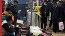 Warga desa membeli sejumlah mesin pertanian di Haiyuan, Zhongwei, Daerah Otonom Etnis Hui Ningxia, China, Selasa (22/9/2020). Pameran mesin pertanian meramaikan festival panen petani China. (Xinhua/Wang Peng)