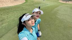Foto bareng, Luna Maya dan Yoriko Angeline pun terlihat bak kakak adik. Banyak penggemar yang membanjiri kolom komentar Instagramnya dengen berbagai pujian atas penampilan keduanya saat jalani olahraga golf. (Liputan6.com/IG/@yorikooangln_)
