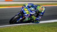 Pebalap Movistar Yamaha, Valentino Rossi, menyebut motor baru Yamaha YZR-M1 untuk MotoGP 2017 menyimpan potensi yang lebih besar ketimbang versi 2016. (Motorsport-Total)