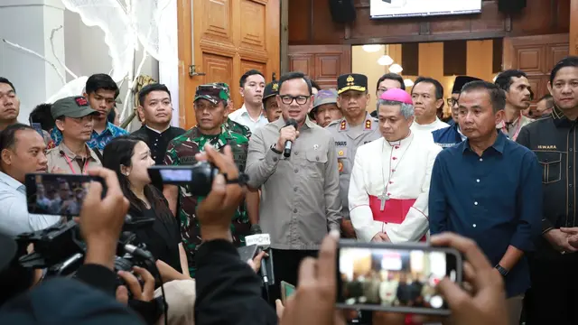 Wakil Menteri Dalam Negeri Bima Arya Sugiarto meninjau sejumlah gereja di Bandung, Jawa Barat pada Selasa (24/12/2024).